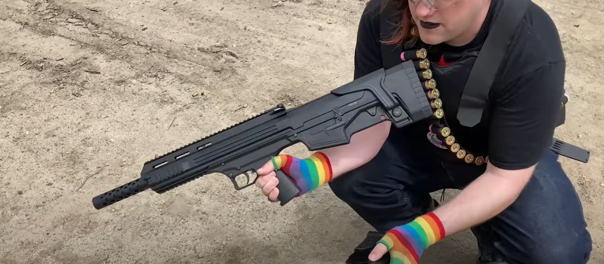 Vídeo de 'Queer Armorer' uno de los promotores de 'Rainbow Reload'