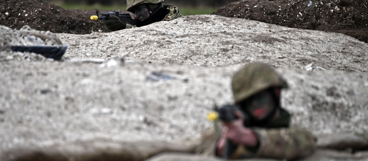 Ukraine Army recruits take part in a trench warfare training session with members of Britain's and New Zealand's armed forces personnel, at a Ministry of Defence (MOD) training base in southern England on March 27, 2023. (Photo by Ben Stansall / AFP)