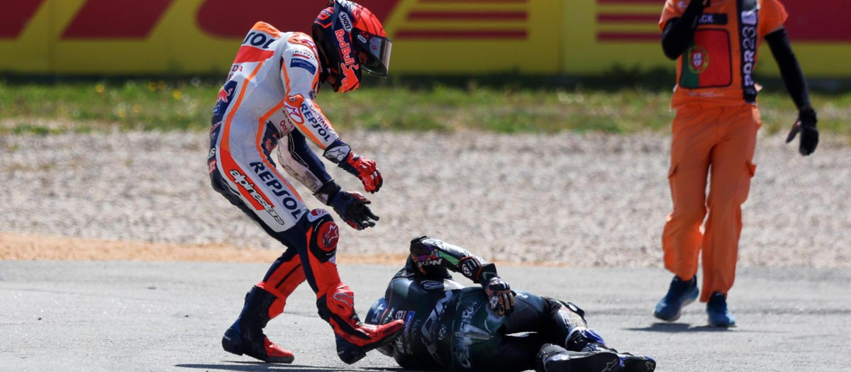 Marc Márquez disculpándose con Miguel Oliveira después del choque