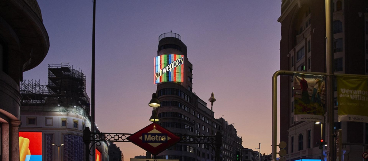 El neón de Schweppes iluminado en el número 41 de Gran Vía el día en el que cumplió 50 años de historia, el  5 de agosto de 2022
