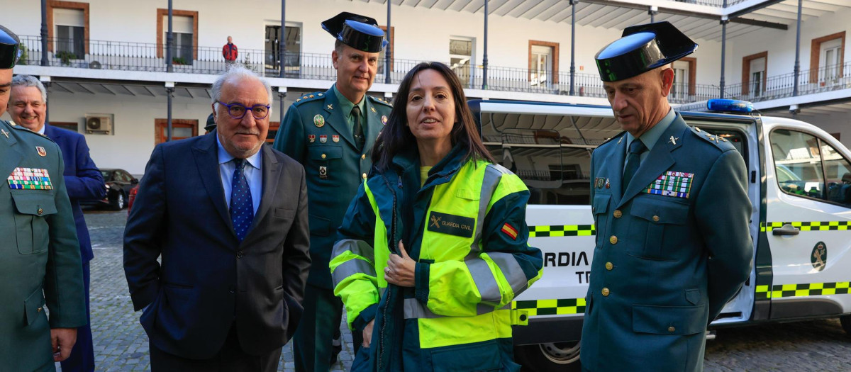 La próxima directora de la Guardia Civil ha recibido numerosas críticas por portar una trenca de la Benemérita