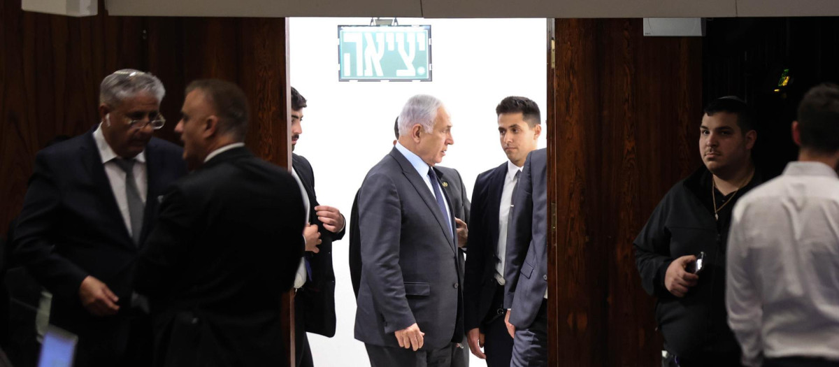 Jerusalem (Israel), 27/03/2023.- Israeli Prime Minister Benjamin Netanyahu (C) attends a voting session in the Knesset, the Israeli parliament, in Jerusalem, Israel, 27 March 2023. Mass protests have been held in Israel for 12 weeks against the government's plans to reform the justice system and limit the power of the Israeli Supreme Court. (Protestas, Estados Unidos, Jerusalén) EFE/EPA/ABIR SULTAN