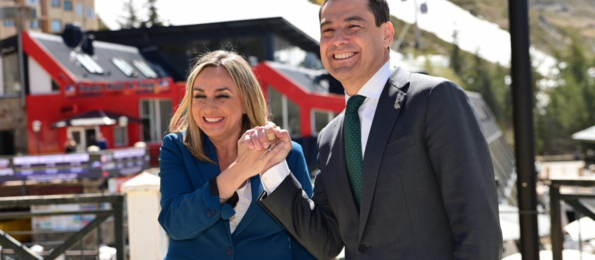 La consejera de Fomento, Marifrán Carazo, y el presidente de la Junta de Andalucía, Juanma Moreno, tras el Consejo de Gobierno en Sierra Nevada