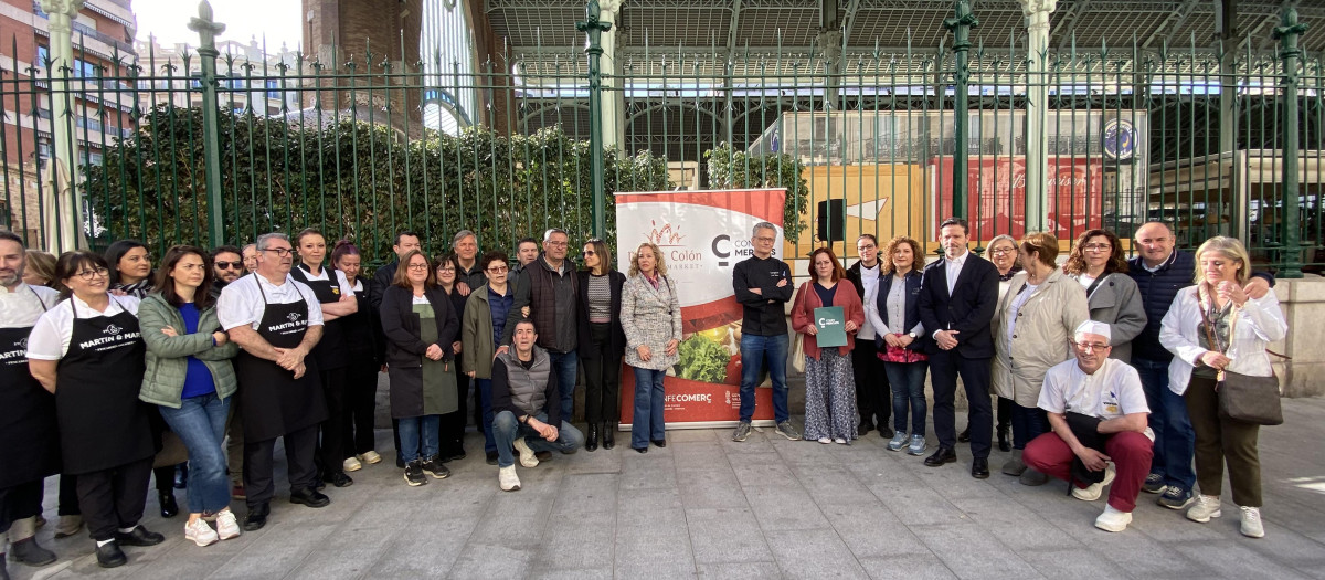 Comerciantes del Mercado de Colón y otros municipales de Valencia, durante la protesta.