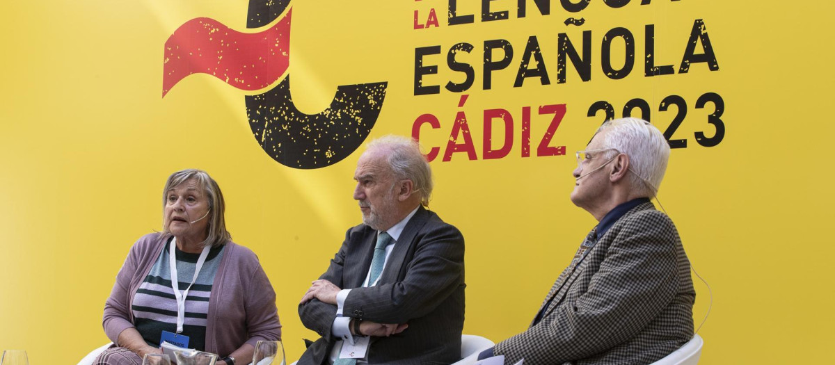 La presidenta del Institut d'Estudis Catalans, Teresa Cabré, el director de la RAE, Santiago Muñoz Machado(c) y el presidente de la Real Academia Galega, Víctor Freixanes