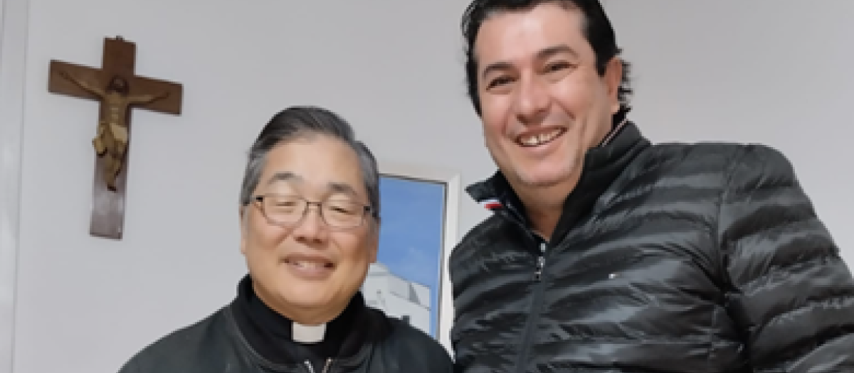 El sacerdote junto al autor de la entrevista en la parroquia de Nerja