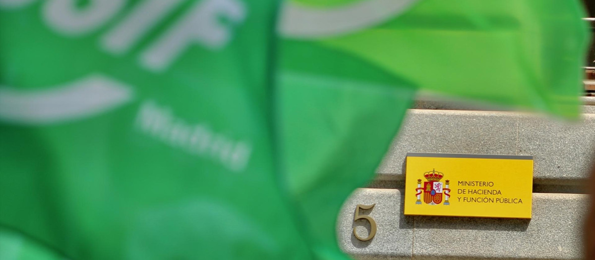 Banderas la Central Sindical Independiente y de Funcionarios (CSIF) frente al Ministerio de Hacienda y Función Pública.