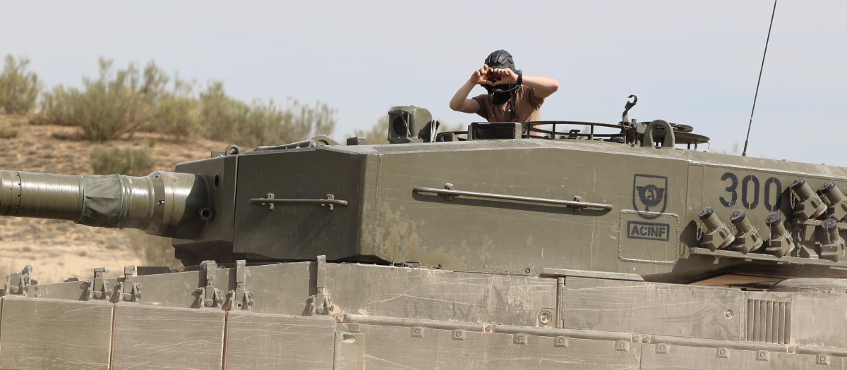 Un militar ucraniano subido a uno de los carros de combate Leopard 2A4 durante la presentación de la formación de las Fuerzas Armadas españolas a militares ucranianos, en el Centro de Adiestramiento de San Gregorio, a 13 de marzo de 2023, en Zaragoza, Aragón (España). Las Fuerzas Armadas españolas adiestrarán a 55 soldados ucranianos en el manejo de los carros de combate Leopard 2A4. Se trata de un modelo que España se ha comprometido a mandar a Ucrania una vez se complete la recuperación de estos vehículos blindados, que están aparcados en un garaje del centro logístico de Casetas (Zaragoza) desde hace una década y que exigen una inspección técnica profunda. Este entrenamiento se engloba dentro de la Misión de Entrenamiento de la UE.
13 MARZO 2023;ZARAGOZA;ARAGÓN;MILITARES UCRANIANOS;COMBATE LEOPARD
Fabián Simón / Europa Press
13/3/2023