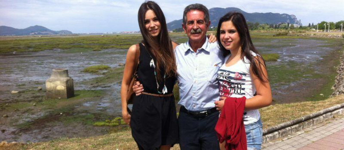 Miguel Ángel Revilla, junto a Lara y Jana, dos de sus hijas