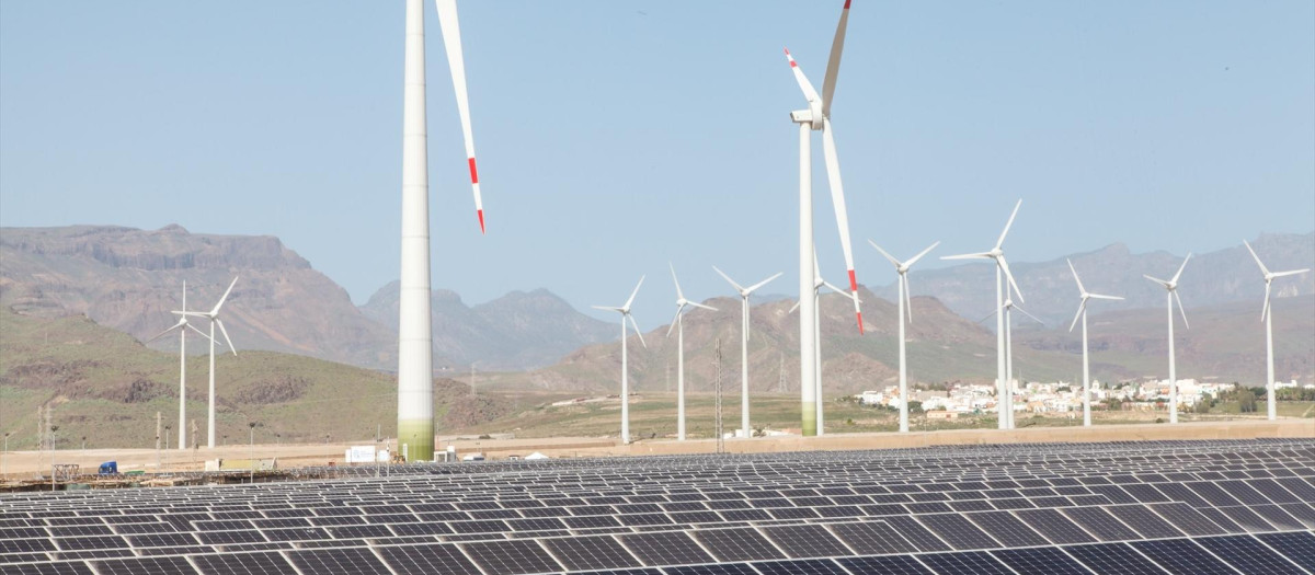 Aerogeneradores y paneles solares en la inauguración del mayor complejo de generación de energías renovables de Canarias