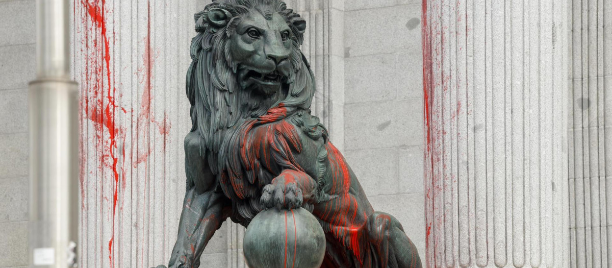 Uno de los leones del Congreso, cubierto con pintura roja después de una acción reivindicativa