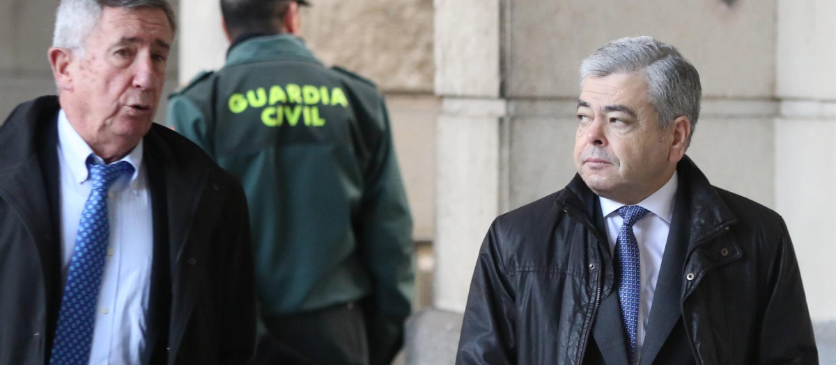 El exviceconsejero andaluz de Empleo Agustín Barberá (dcha.), en una imagen de archivo