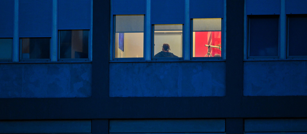 A view shows windows of the ward where Pope Francis is usually admitted, on March 29, 2023 at the Gemelli hospital in Rome, after the Pope was admitted in the afternoon for "previously scheduled health checks", the Vatican's spokesman said. - Pope Francis's appointments for March 30 have been cancelled following his admission to a Rome hospital, a Vatican source said, adding that it was "possible" he would stay in overnight. (Photo by Andreas SOLARO / AFP)