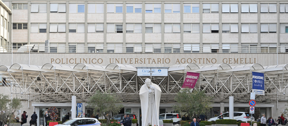 A view shows a statue of late Pope John Paul II at the main entrance of Gemelli hospital on March 30, 2023 in Rome, where Pope Francis was admitted on March 29. - Pope Francis has been diagnosed with a respiratory infection and will require "a few days of appropriate hospital medical treatment", the Vatican said. The 86-year-old was admitted to Rome's Gemelli hospital for checks on March 29 after complaining of breathing difficulties, spokesman Matteo Bruni said in a statement. (Photo by Alberto PIZZOLI / AFP)