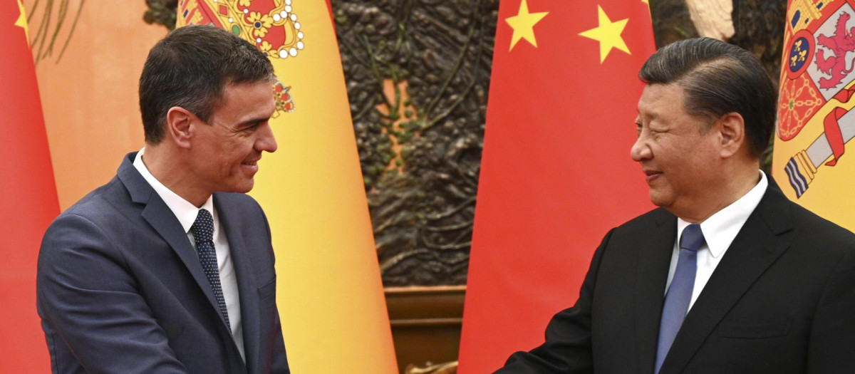 El presidente del Gobierno, Pedro Sánchez, saluda al presidente chino, Xi Jinping