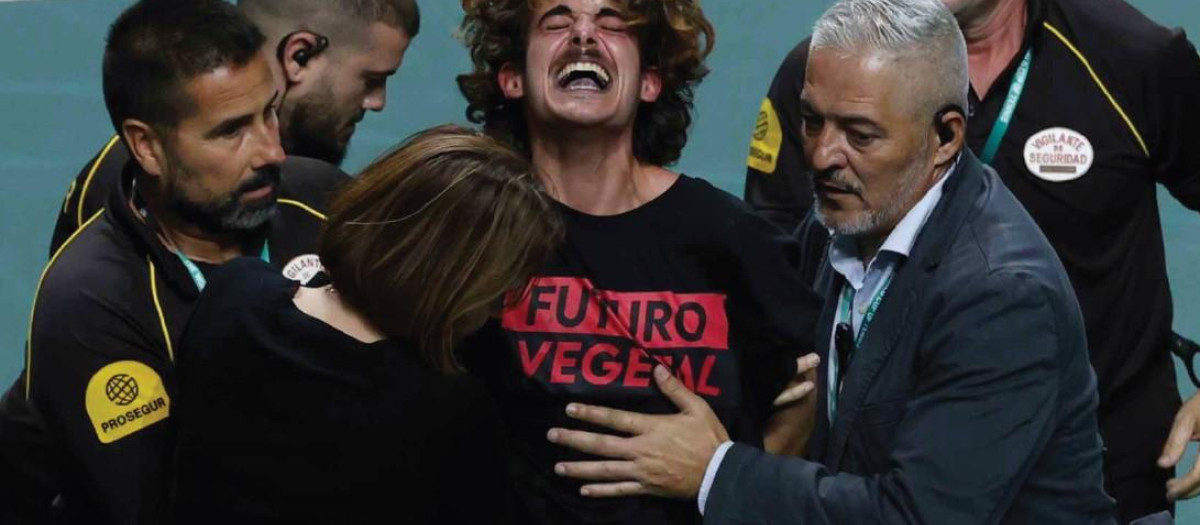 Un activista de Futuro Vegetal es reducido por agentes de seguridad tras un acto de vandalismo