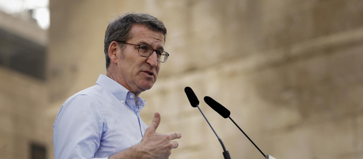 El presidente del PP, Alberto Núñez Feijóo, durante su visita hoy viernes a la feria de "La Palma de Semana Santa" de Elche