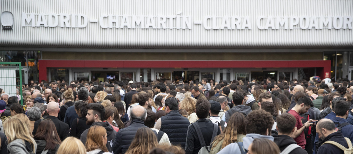 El caos se ha desatado en la madrileña estación de Chamartín hoy viernes en pleno arranque de Semana Santa por una avería que suspende la circulación del AVE, aunque a estas horas ya se ha restablecido la circulación de trenes de alta velocidad en la estación. EFE/ J.P. Gandul