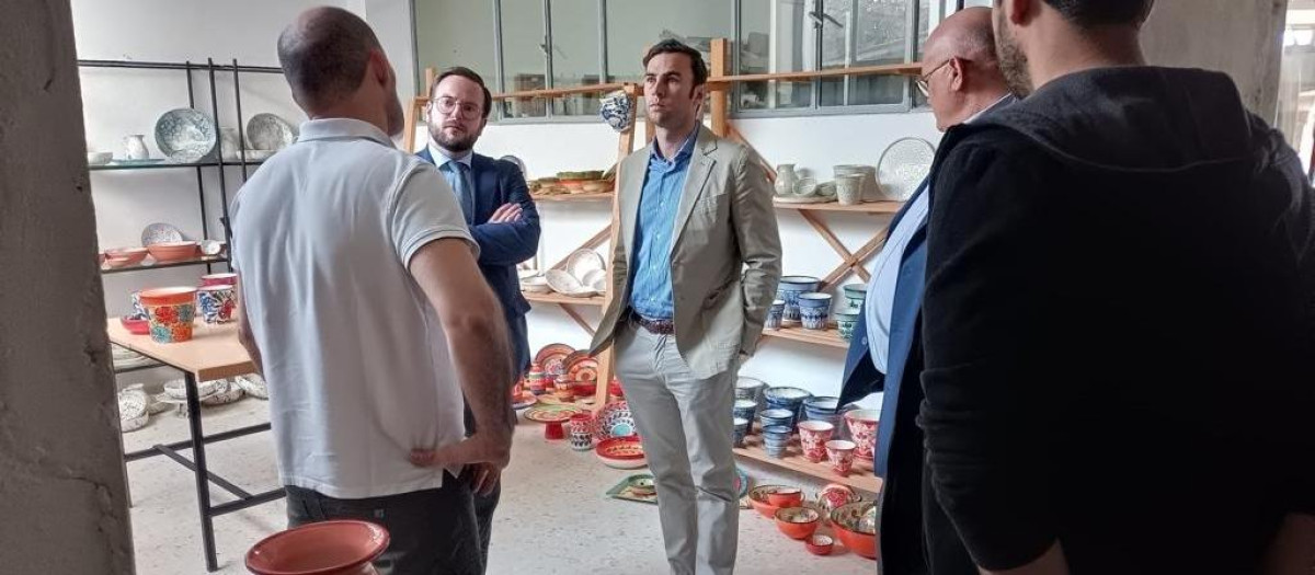 Momento de una de las visitas a una empresa de cerámica y alfarería de La Rambla.