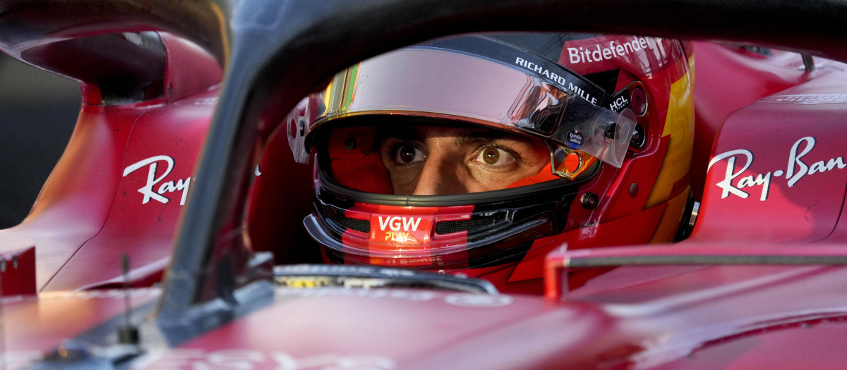 Carlos Sainz acabó sancionado (y 12º) tras un carrerón en Australia