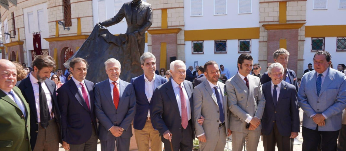 Personalidades y toreros, frente a la estatua homenaje a Curro Romero