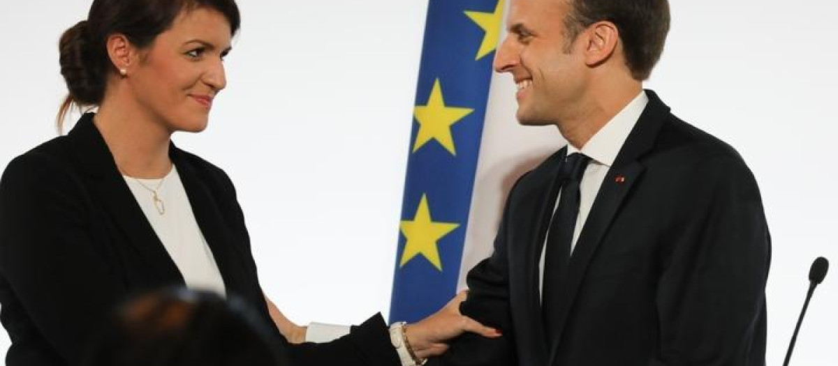 Marlène Schiappa, secretaria de Estado y Emmanuel Macron, presidente de Francia