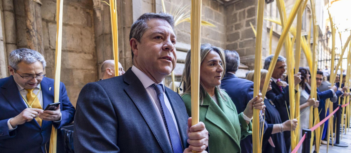 El presidente de Castilla-La Mancha, Emiliano García-Page, durante la procesión del Domingo de Ramos en Toledo