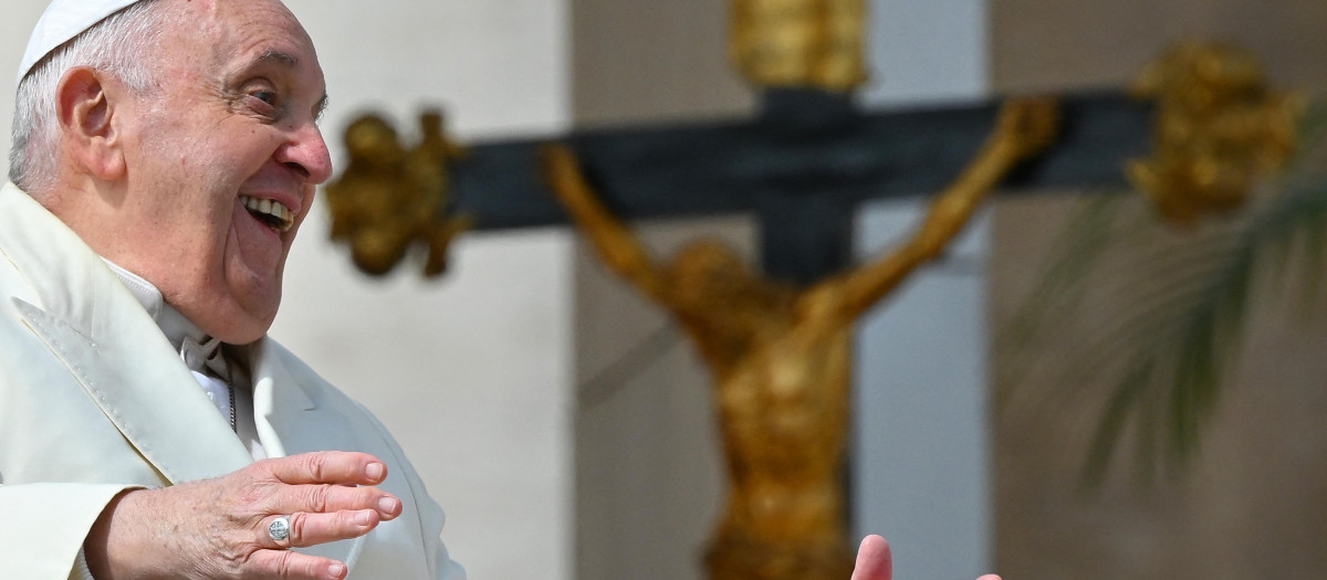Pope Francis reacts as he leaves in the popemobile car at the end of the Palm Sunday mass on April 2, 2023 at St. Peter's square in The Vatican. (Photo by Filippo MONTEFORTE / AFP)