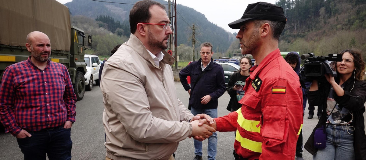 El presidente del Gobierno de Asturias, Adrián Barbón, saluda a un bombero de la Unidad Militar de Emergencias (UME)
