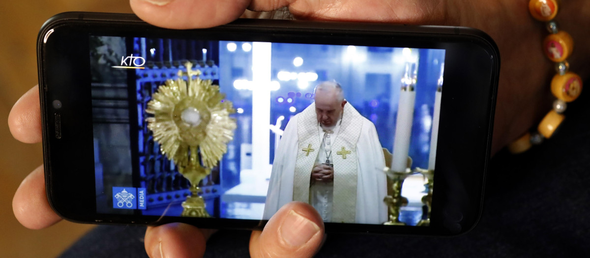 La histórica bendición del Papa durante la pandemia, a través de un móvil