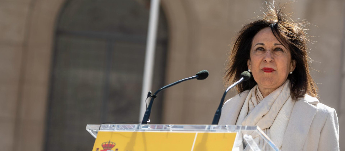 La ministra de Defensa, Margarita Robles, preside el acto de despedida del contingente ucraniano, este lunes, en la Academia de Infantería de Toledo. EFE/Ismael Herrero