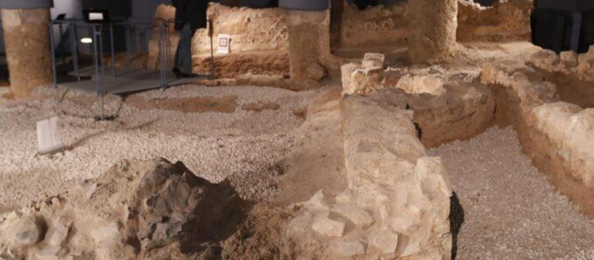 Vista de la zona arqueológica que alberga los restos de dos mezquitas funerarias de la época musulmana, descubiertas hace 30 años en el sótano de un edificio de viviendas en Málaga, y que serán inauguradas hoy lunes por el alcalde de la ciudad. EFE/ Jorge Zapata