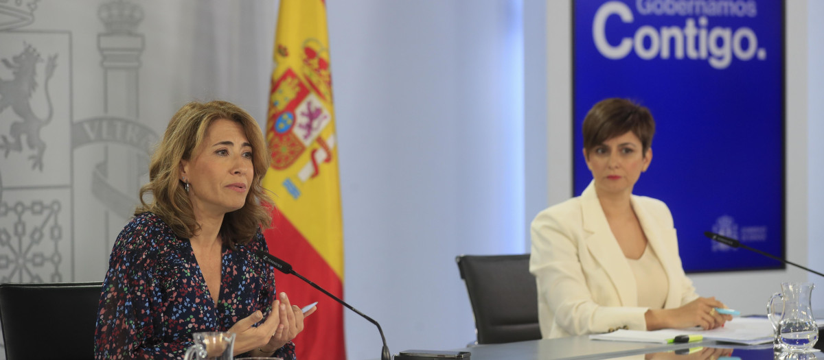 La ministra de Transportes (en primer término), junto a la portavoz