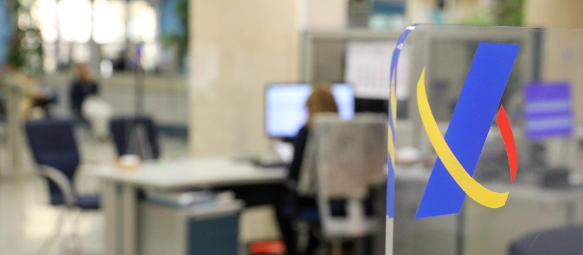 Una empleada trabaja en una oficina de la Agencia Tributaria.