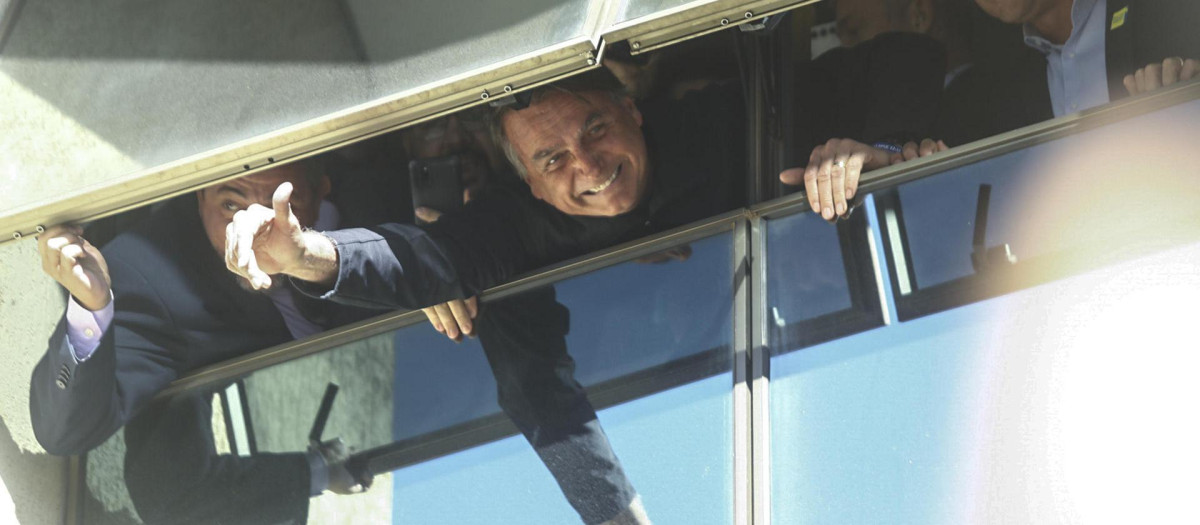 -FOTODELDÍA- BRA50. BRASILIA (BRASIL), 30/03/2023.- El expresidente brasileño Jair Bolsonaro saluda desde una ventana en la sede de su partido hoy, en Brasilia (Brasil). El expresidente Jair Bolsonaro regresó este jueves a Brasil, después de permanecer tres meses en Estados Unidos, país al que viajó dos días antes de dejar el poder, en medio de un fuerte esquema de seguridad montado en el aeropuerto de Brasilia. EFE/ Luís Nova