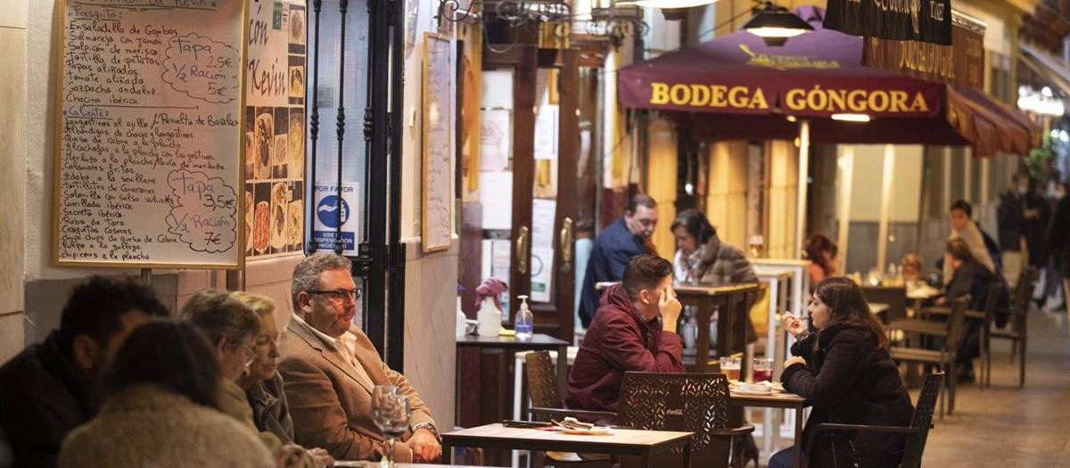 Varias personas en la terraza de un bar en Sevilla, en una imagen de archivo