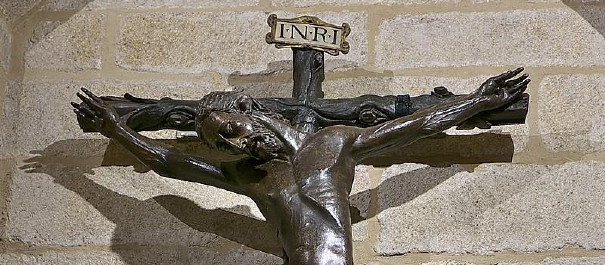 El Cristo Negro de Cáceres en su capilla en la concatedral.