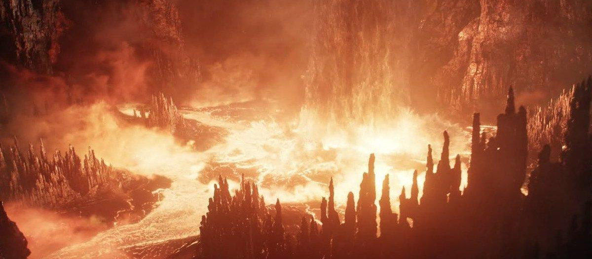 30/09/2022 Los Anillos de Poder: Los showrunners y un geólogo explican la creación de Mordor.
El sexto episodio de El Señor de los Anillos: Los Anillos de Poder presentó Orodruin, un volcán también conocido como la Montaña de Fuego. La espada misteriosa que Theo descubrió en el primer episodio resultó ser una llave que, según el plan trazado por Adar, abría una compuerta para verter un poderoso torrente de agua a través de los túneles excavados por los orcos. La corriente cayó directamente en las entrañas de un volcán en letargo, provocando así una tremenda erupción acompañada de enormes explosiones de lava y una densa y constante humareda. Un fenómeno espectacular que mostró en pantalla la creación de Mordor y del Monte del Destino pero... ¿es esto realmente posible?
SOCIEDAD CULTURA
PRIME VIDEO