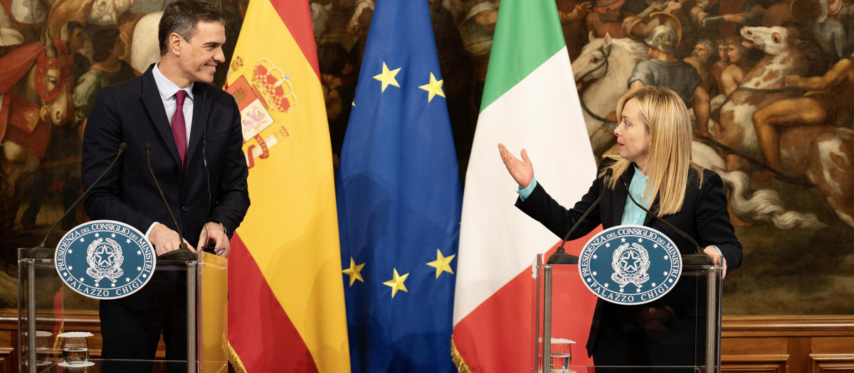 Pedro Sánchez sonríe a Giorgia Meloni en su visita a Roma