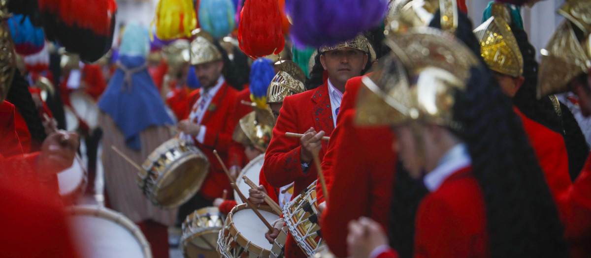 BAENA (CÓRDOBA), 06/04/2023.- Los tambores de los Judíos de Baena colinegros y coliblancos con sus tambores recorren la localidad cordobesa desde esta madrugada de Jueves Santo, sus tambores no dejarán de sonar por las calles de Baena hasta el Domingo de Resurrección.- EFE/Salas