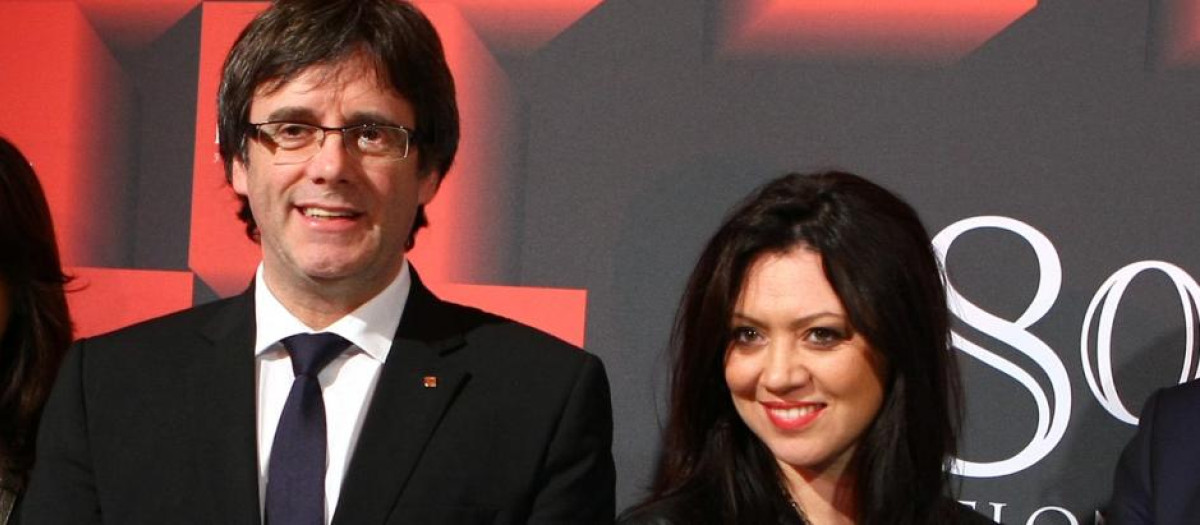 El político Carles Puigdemont y Marcela Topor en 2017 en Barcelona