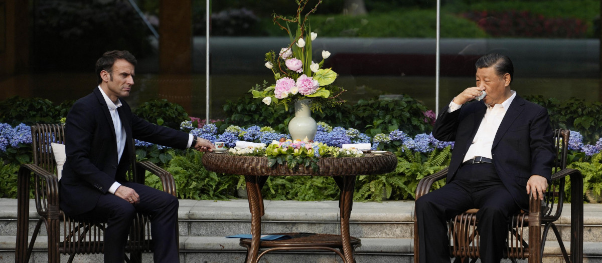Chinese President Xi Jinping (R) and French President Emmanuel Macron attend a tea ceremony at the Guandong province governor's residence in Guangzhou on April 7, 2023. (Photo by Thibault Camus / POOL / AFP)