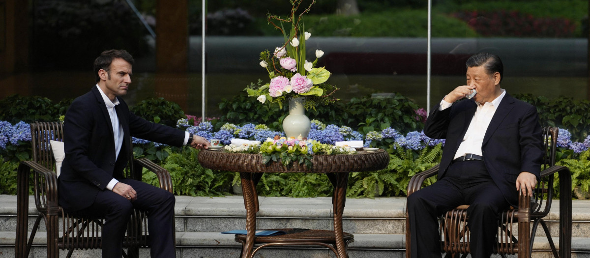 Chinese President Xi Jinping (R) and French President Emmanuel Macron attend a tea ceremony at the Guandong province governor's residence in Guangzhou on April 7, 2023. (Photo by Thibault Camus / POOL / AFP)