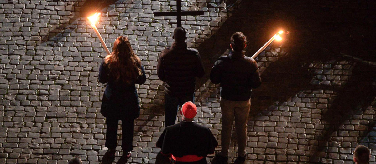 El Via Crucis durante el Viernes Santo frente al emblemático Coliseo en Roma