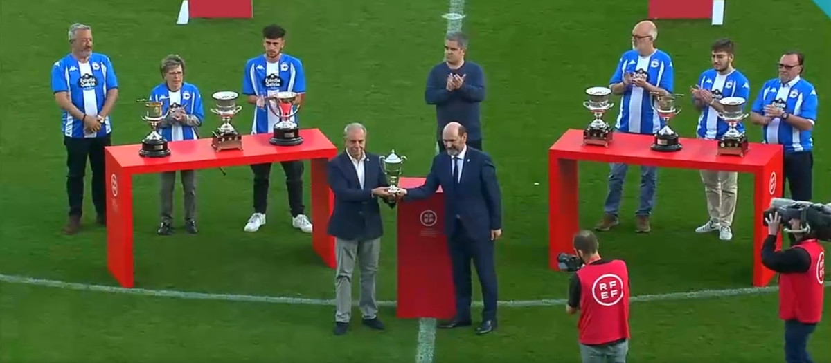 Rubén Ventureira, al fondo en el centro, en la entrega de campeón al Deportivo