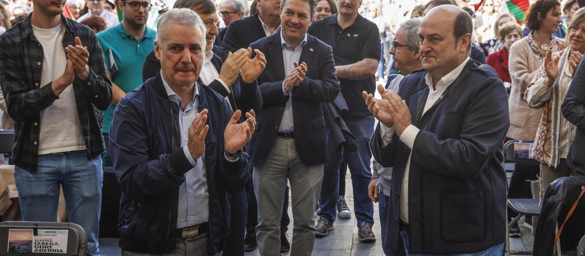 El presidente del PNV, Andoni Ortúzar (derecha), y del Gobierno vasco, Íñigo Urkullu (izquierda) durante la celebración del 'Aberri Eguna' en Bilbao