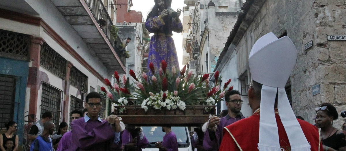 Procesión de Viernes Santo en las calles de La Habana