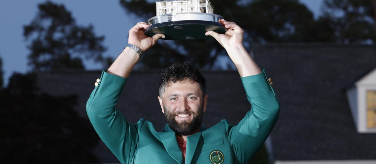 Jon Rahm, tras recibir su trofeo en el Master de Augusta