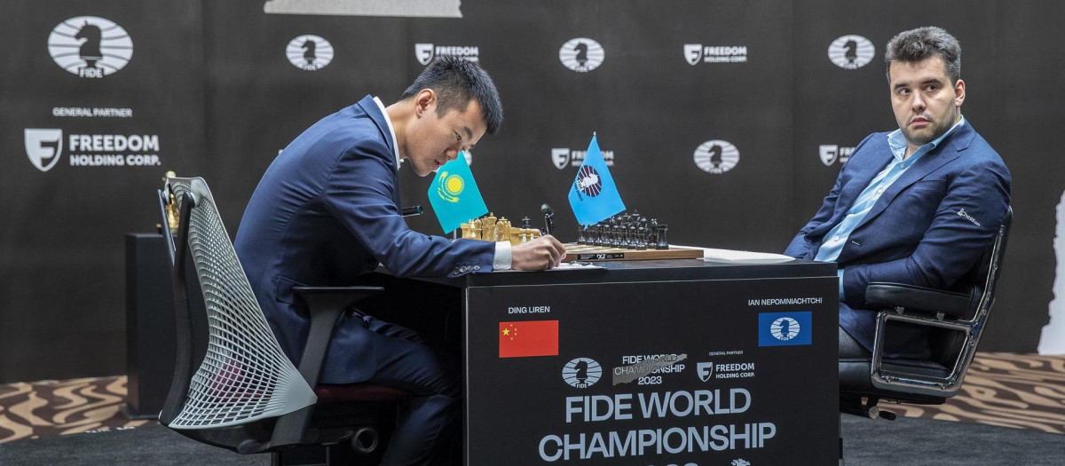 Ding Liren y Nepo antes de la segunda partida del Mundial de Ajedrez 2023