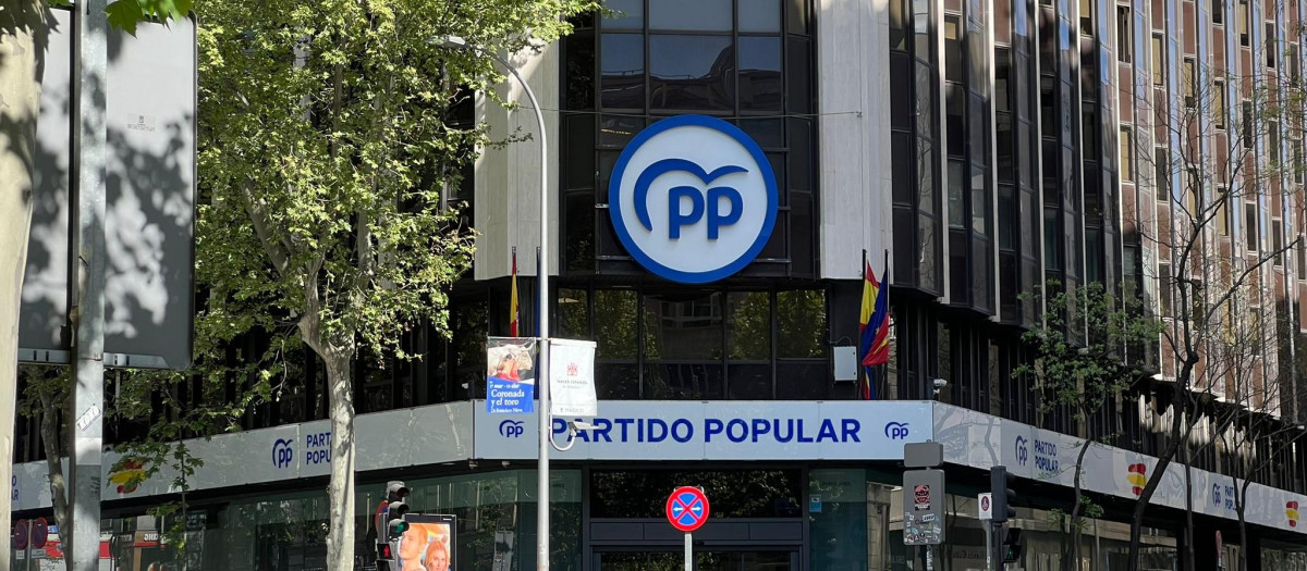 El nuevo logo en la sede del PP